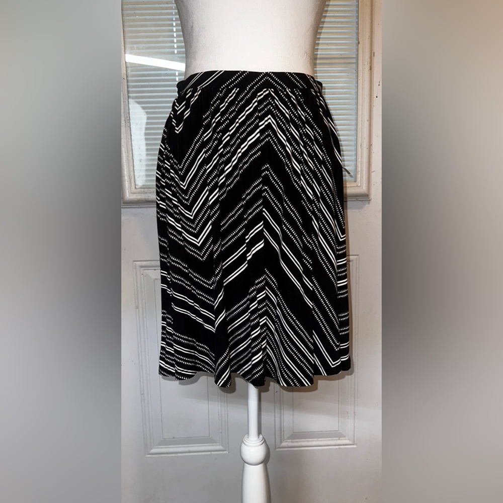 #1136 Old Navy Black & White skirt Size Large/Length 20” NWT‎